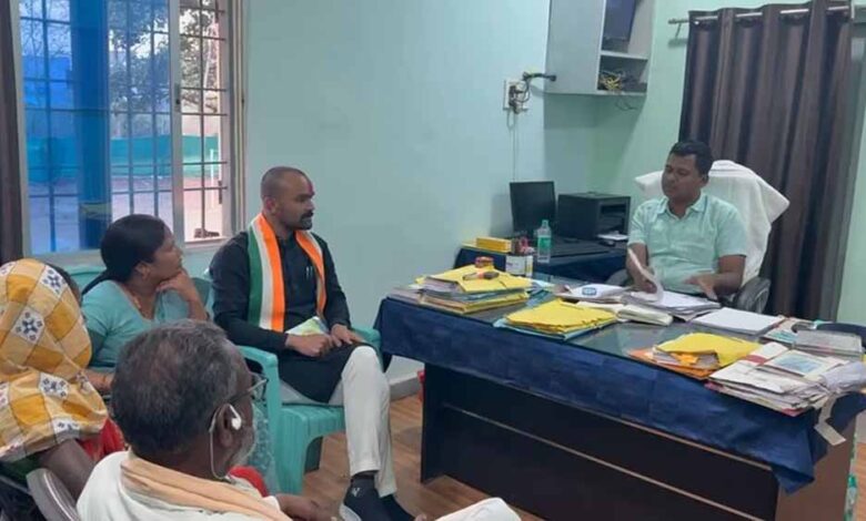 पुलिस पर जांच के नाम पर आदिवासी अधेड़ के साथ बर्बरता, दोषियों पर कार्रवाई की मांग पुलिस पर जांच के नाम पर आदिवासी अधेड़ के साथ बर्बरता, दोषियों पर कार्रवाई की मांग