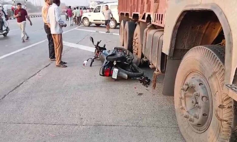 तेज रफ्तार ट्रक ने बाइक सवार को रौंदा, मौके पर ही मौत तेज रफ्तार ट्रक ने बाइक सवार को रौंदा, मौके पर ही मौत