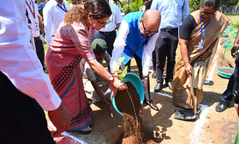 एक पौधा जरूर लगाएं, धरती को हरियाली दें: राज्यपाल रमेन डेका एक पौधा जरूर लगाएं, धरती को हरियाली दें: राज्यपाल रमेन डेका