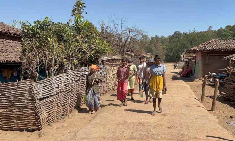 75 साल बाद भी रौशनी और मूलभूत सुविधाओं से वंचित है ये गांव 75 साल बाद भी रौशनी और मूलभूत सुविधाओं से वंचित है ये गांव