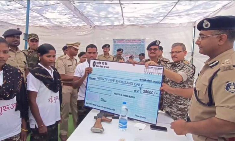 गरियाबंद में तीन सक्रिय नक्सलियों ने किया आत्मसर्पण गरियाबंद में तीन सक्रिय नक्सलियों ने किया आत्मसर्पण