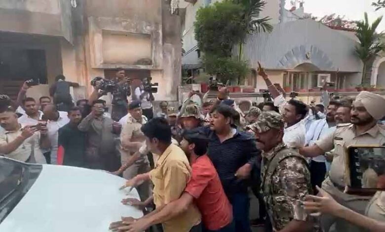भूपेश बघेल के घर कार्रवाई, आक्रोशित समर्थकों ने ED की गाड़ी रोकी भूपेश बघेल के घर कार्रवाई, आक्रोशित समर्थकों ने ED की गाड़ी रोकी