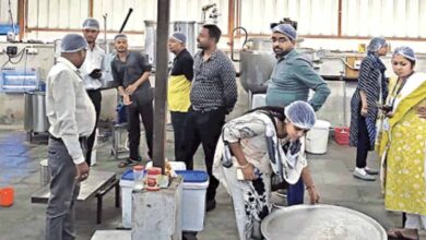 होली त्योहार के मद्देनजर दुकान में मिठाई की गुणवत्ता जांच करने के पहुंचे खाद्य अधिकारी