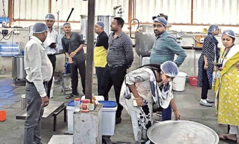 होली त्योहार के मद्देनजर दुकान में मिठाई की गुणवत्ता जांच करने के पहुंचे खाद्य अधिकारी होली त्योहार के मद्देनजर दुकान में मिठाई की गुणवत्ता जांच करने के पहुंचे खाद्य अधिकारी