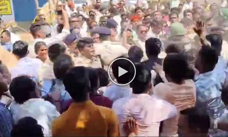 बरमकेला में जनपद पंचायत चुनाव के दौरान जबरदस्त बवाल , जमकर हुई मारपीट बरमकेला में जनपद पंचायत चुनाव के दौरान जबरदस्त बवाल , जमकर हुई मारपीट