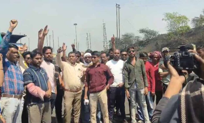 कुसमुंडा खदान में 25 फीट की ऊंचाई से गिरकर मजदूर की मौत, परिजनों ने मजदूरों के साथ किया प्रदर्शन कुसमुंडा खदान में 25 फीट की ऊंचाई से गिरकर मजदूर की मौत, परिजनों ने मजदूरों के साथ किया प्रदर्शन