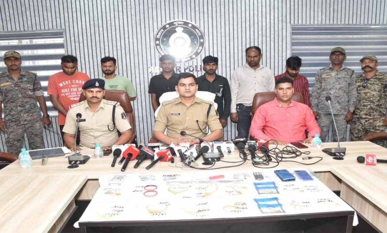 अगल-अलग स्थानों से चोरी के मामले में पुलिस के हत्थे चढ़े 7 शातिर चोर अगल-अलग स्थानों से चोरी के मामले में पुलिस के हत्थे चढ़े 7 शातिर चोर