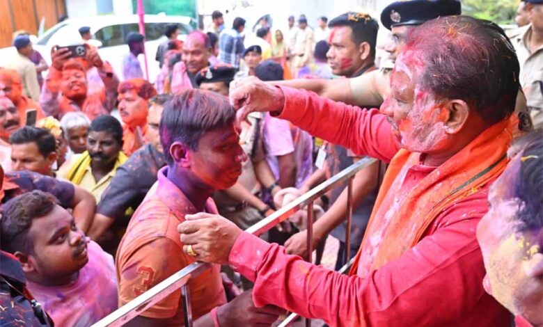 मुख्यमंत्री साय ने अपने गृह ग्राम बगिया में ग्रामीणों संग हर्षोल्लास से मनाई होली मुख्यमंत्री साय ने अपने गृह ग्राम बगिया में ग्रामीणों संग हर्षोल्लास से मनाई होली