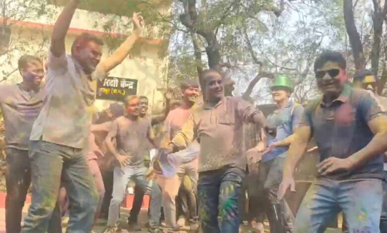 पुलिसकर्मी अपनी ड्यूटी निभाने के बाद आज मना रहे होली : कलेक्टर गौरव कुमार पुलिसकर्मी अपनी ड्यूटी निभाने के बाद आज मना रहे होली : कलेक्टर गौरव कुमार