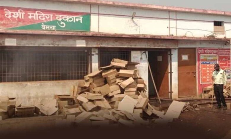 महासमुंद में असामाजिक तत्वों ने देशी-अंग्रेजी शराब दुकानों में पेट्रोल छिड़ककर लगाई आग महासमुंद में असामाजिक तत्वों ने देशी-अंग्रेजी शराब दुकानों में पेट्रोल छिड़ककर लगाई आग