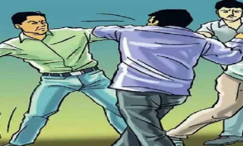 बिलासपुर में पार्षद पति की दबंगई, सफाई कर्मचारी को पीटा बिलासपुर में पार्षद पति की दबंगई, सफाई कर्मचारी को पीटा