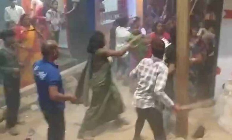धुरीपारा में दो पक्षों के बीच जबरदस्त झड़प, लाठी-डंडों से एक दूसरे पर हमला धुरीपारा में दो पक्षों के बीच जबरदस्त झड़प, लाठी-डंडों से एक दूसरे पर हमला