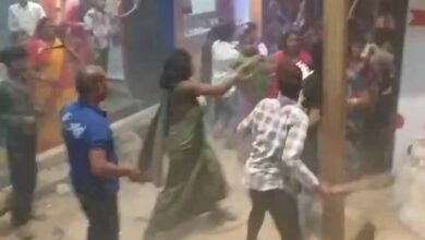 धुरीपारा में दो पक्षों के बीच जबरदस्त झड़प, लाठी-डंडों से एक दूसरे पर हमला