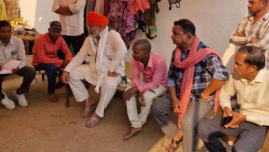 किसान नेता राकेश टिकैत पहुंचे महासमुंद, आत्महत्या करने वाले किसान के परिजनों से मिले