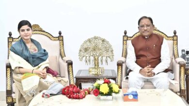 मुख्यमंत्री विष्णु देव साय से प्रसिद्ध कथावाचक देवी चित्रलेखा की सौजन्य भेंट