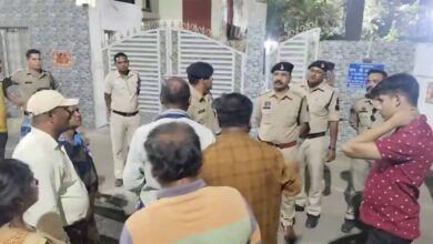 अवैध कब्जे पर बुलडोजर कार्रवाई के बाद स्थानीय लोगों ने डिप्टी सीएम के बंगले का किया घेराव