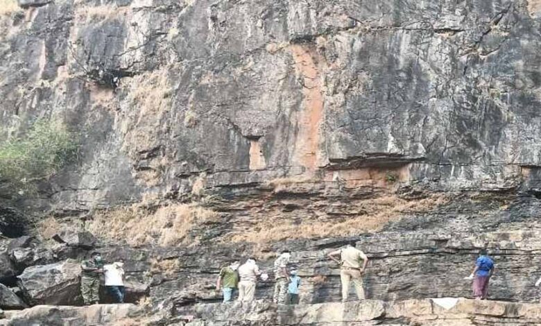 शिशुपाल पर्वत के वाटरफॉल में मिली युवती लाश शिशुपाल पर्वत के वाटरफॉल में मिली युवती लाश