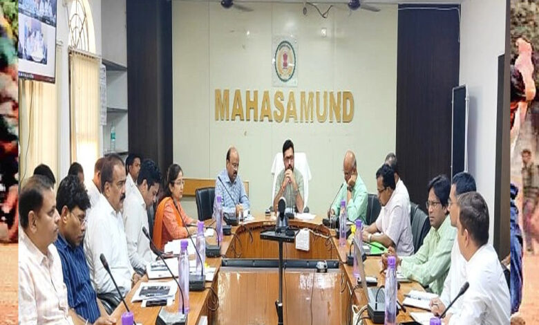 महासमुंद : कलेक्टर ने ली समय-सीमा की बैठक महासमुंद : कलेक्टर ने ली समय-सीमा की बैठक