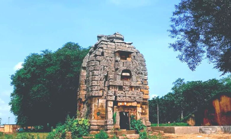 रायपुर : अद्भुत इंजीनियरिंग का रहस्य समेटे घाघरा मंदिर : बिना जोड़ के पत्थरों से बनी रहस्यमयी संरचना रायपुर : अद्भुत इंजीनियरिंग का रहस्य समेटे घाघरा मंदिर : बिना जोड़ के पत्थरों से बनी रहस्यमयी संरचना