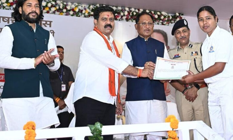रायपुर : मुख्यमंत्री विष्णुदेव साय ने उप निरीक्षक संवर्ग में चयनित अभ्यर्थियों को प्रदान किया नियुक्ति पत्र रायपुर : मुख्यमंत्री विष्णुदेव साय ने उप निरीक्षक संवर्ग में चयनित अभ्यर्थियों को प्रदान किया नियुक्ति पत्र