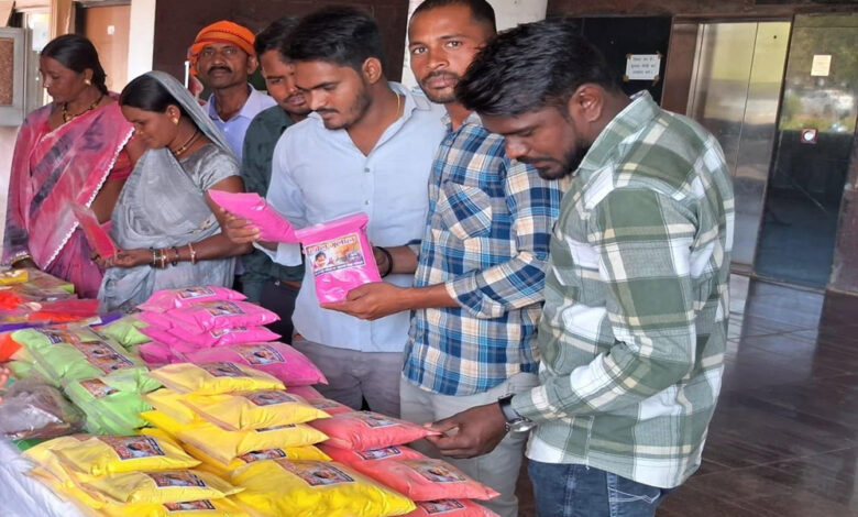 बेमेतरा : इस बार भी होली पर बाहरी गुलाल को टक्कर देंगी ग्रामीण महिलाएं, बढ़ाएंगी स्वावलंबन की दिशा में बड़ा कदम बेमेतरा : इस बार भी होली पर बाहरी गुलाल को टक्कर देंगी ग्रामीण महिलाएं, बढ़ाएंगी स्वावलंबन की दिशा में बड़ा कदम