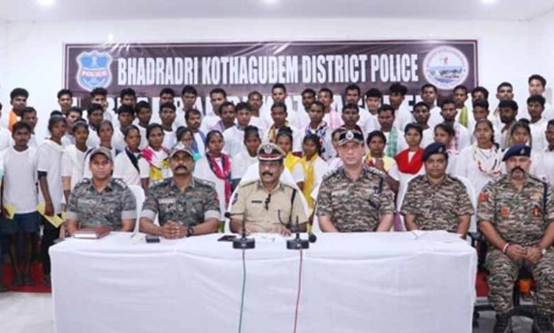 छत्तीसगढ़ में नक्सलियों का बड़ा सरेंडर: बीजापुर और सुकमा के नक्सलियों समेत 64 ने तेलंगाना में किया सरेंडर छत्तीसगढ़ में नक्सलियों का बड़ा सरेंडर: बीजापुर और सुकमा के नक्सलियों समेत 64 ने तेलंगाना में किया सरेंडर