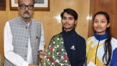 राज्यपाल डेका ने विश्व योग प्रतियोगिता के लिए चयनित प्रतिभागियों को 25-25 हजार रूपए की सहायता राशि दी