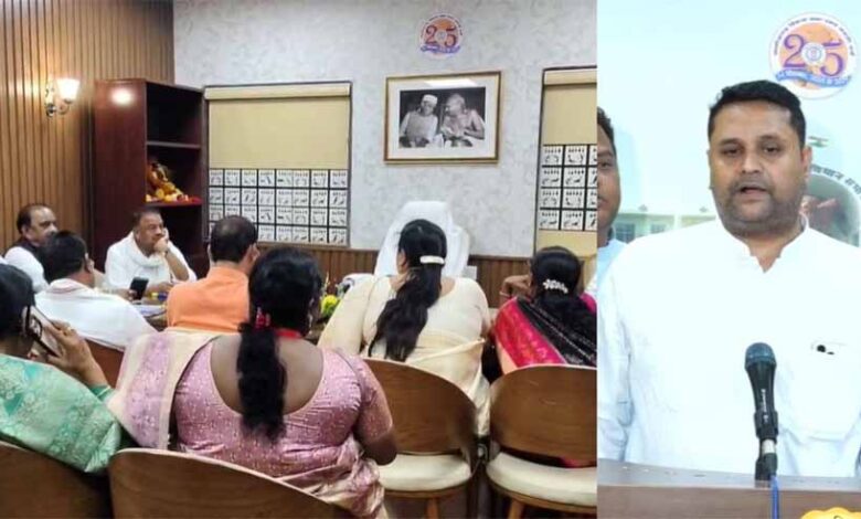 विधानसभा से निलंबन के बाद कांग्रेस विधायक दल की आपात बैठक, पूर्व मंत्री उमेश पटेल का बड़ा बयान, कहा- बीजेपी कर रही लोकतंत्र की हत्या विधानसभा से निलंबन के बाद कांग्रेस विधायक दल की आपात बैठक, पूर्व मंत्री उमेश पटेल का बड़ा बयान, कहा- बीजेपी कर रही लोकतंत्र की हत्या
