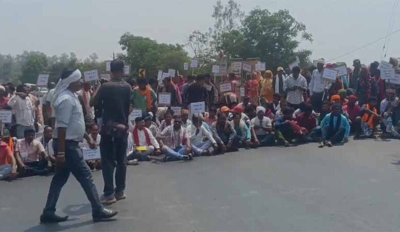 पानी की कमी के चलते किसानों ने किया चक्का जाम, NH पर घंटो रहा आवागमन बाधित पानी की कमी के चलते किसानों ने किया चक्का जाम, NH पर घंटो रहा आवागमन बाधित