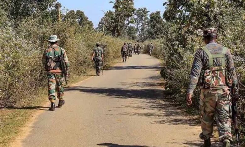छत्तीसगढ़: बीजापुर में माओवादियों और सुरक्षा बलों के बीच मुठभेड़, मारे गए कई नक्सली छत्तीसगढ़: बीजापुर में माओवादियों और सुरक्षा बलों के बीच मुठभेड़, मारे गए कई नक्सली
