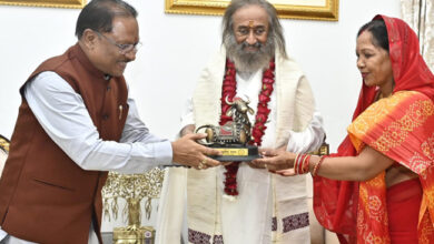 मुख्यमंत्री श्री विष्णुदेव साय ने आध्यात्मिक गुरु श्री श्री रविशंकर से लिया आशीर्वाद