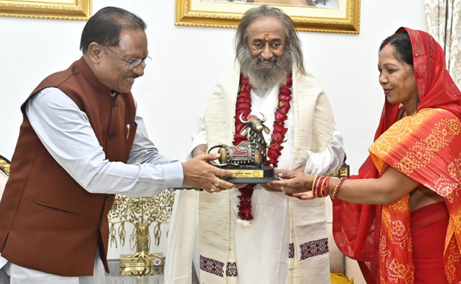 मुख्यमंत्री श्री विष्णुदेव साय ने आध्यात्मिक गुरु श्री श्री रविशंकर से लिया आशीर्वाद मुख्यमंत्री श्री विष्णुदेव साय ने आध्यात्मिक गुरु श्री श्री रविशंकर से लिया आशीर्वाद