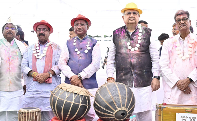 होली मिलन समारोह में विधानसभा परिसर हुआ रंग-गुलाल से सराबोर होली मिलन समारोह में विधानसभा परिसर हुआ रंग-गुलाल से सराबोर