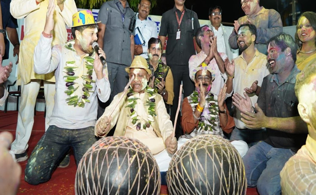 रायपुर प्रेस क्लब के होली मिलन समारोह में दिखा सीएम साय गजब अंदाज, डिप्टी सीएम साव के साथ बजाया नगाड़ा और गाए फाग गीत रायपुर प्रेस क्लब के होली मिलन समारोह में दिखा सीएम साय गजब अंदाज, डिप्टी सीएम साव के साथ बजाया नगाड़ा और गाए फाग गीत