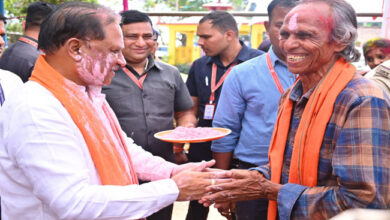 मुख्यमंत्री श्री विष्णुदेव साय ने अपने गृह ग्राम बगिया में ग्रामीणों संग हर्षोल्लास से मनाई होली