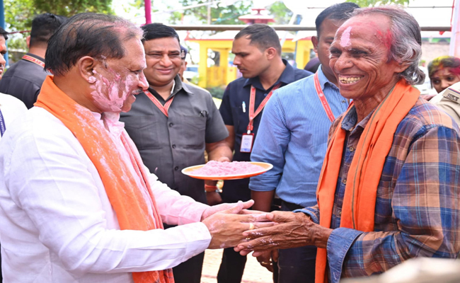 मुख्यमंत्री श्री विष्णुदेव साय ने अपने गृह ग्राम बगिया में ग्रामीणों संग हर्षोल्लास से मनाई होली मुख्यमंत्री श्री विष्णुदेव साय ने अपने गृह ग्राम बगिया में ग्रामीणों संग हर्षोल्लास से मनाई होली
