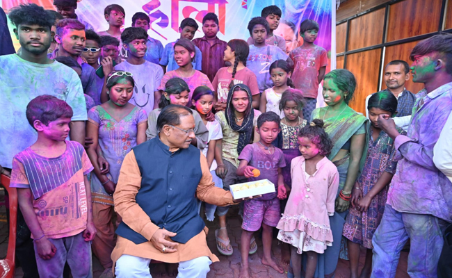 बगिया में बच्चों संग मुख्यमंत्री ने मनाई रंगों की होली बगिया में बच्चों संग मुख्यमंत्री ने मनाई रंगों की होली