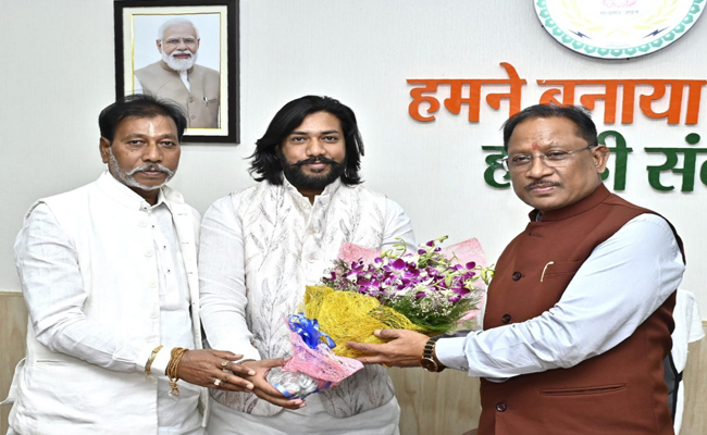 मुख्यमंत्री श्री विष्णुदेव साय ने विधायक गुरु खुशवंत साहेब को दी जन्मदिन की बधाई मुख्यमंत्री श्री विष्णुदेव साय ने विधायक गुरु खुशवंत साहेब को दी जन्मदिन की बधाई