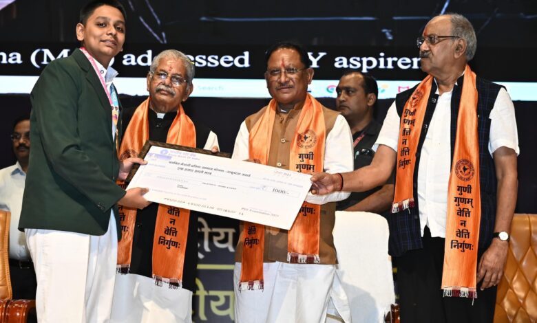 छत्तीसगढ़ ने शिक्षा के क्षेत्र में हासिल किया नया मुकाम:नई शिक्षा नीति से बदली तस्वीर, छत्तीसगढ़ में स्थानीय भाषाओं में मिल रही शिक्षा,मुख्यमंत्री ने पीएसवाय उत्कृष्टता सम्मान समारोह में प्रतिभावान छात्र-छात्राओं को किया सम्मानित…