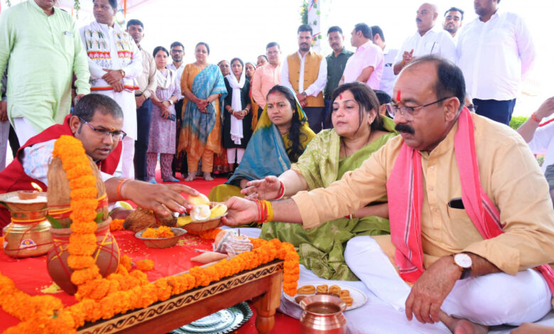 उप मुख्यमंत्री अरुण साव ने सपरिवार मनाया हरेली पर्व, कृषि औजारों की पूजा और गेड़ी का लिया आनंद….
