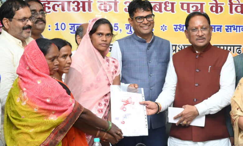 CG- प्रधानमंत्री की गारंटी पर अमल की शुरुआत: मुख्यमंत्री विष्णुदेव साय ने 10 महिला स्व-सहायता समूहों को सौंपा रेडी टू ईट निर्माण कार्य….