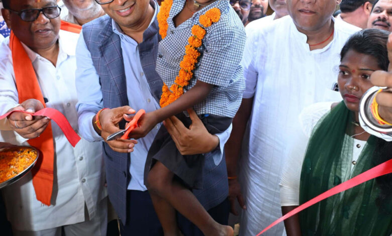 वित्त मंत्री ओ.पी. चौधरी पहुंचे बिरहोर परिवारों के बीच, परिवार के नन्हे बच्चे से कटवाया फीता….
