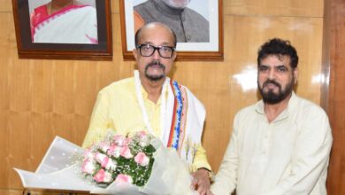 राज्यपाल श्री डेका से छत्तीसगढ़ खादी एवं ग्रामोद्योग बोर्ड के अध्यक्ष ने की सौजन्य भेंट