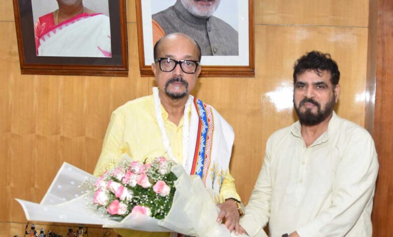 राज्यपाल श्री डेका से छत्तीसगढ़ खादी एवं ग्रामोद्योग बोर्ड के अध्यक्ष ने की सौजन्य भेंट