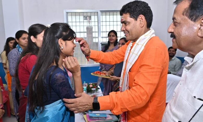 संघर्ष ही सफलता का मार्ग है, ‘‘दृढ़ संकल्प के साथ करें अध्ययन’’ – मंत्री टंकराम वर्मा….