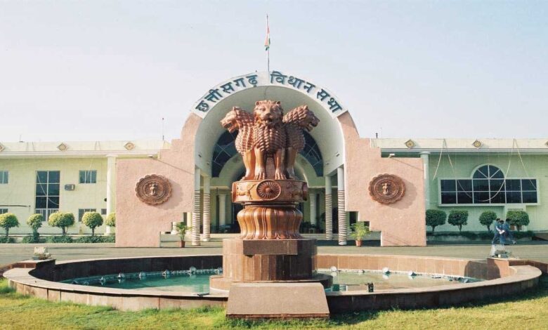 खाद-बीज संकट पर सदन में विपक्ष का हंगामा, निलंबित होने के बाद धरने पर बैठे…