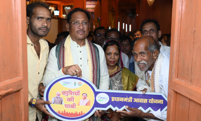 शासन की योजनाओं से बदली ज़िंदगी: प्रधानमंत्री आवास योजना से मिला पक्का मकान, लोगों के चेहरे पर दिखी खुशियों की चमक…