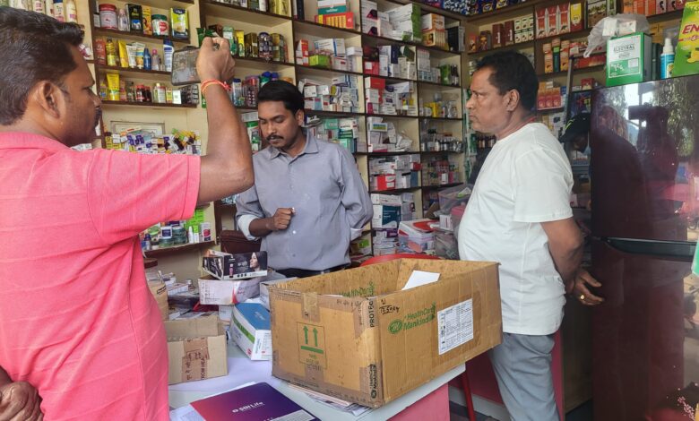 कुटरू में प्रेम फार्मा मेडिकल स्टोर पर प्रशासनिक छापामारी