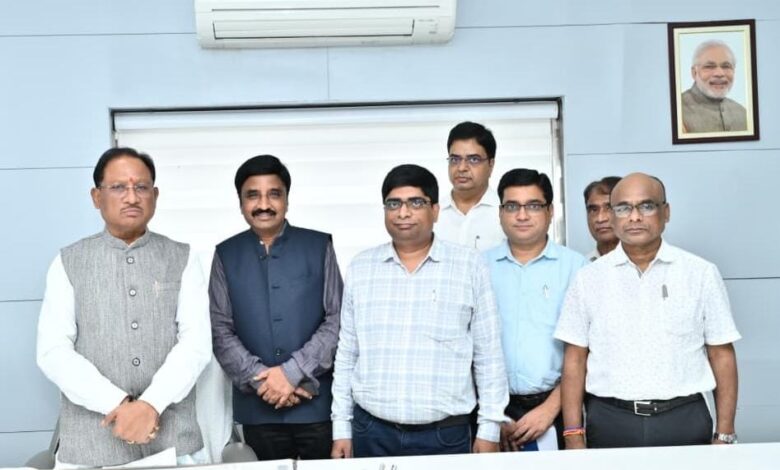 मुख्यमंत्री से मिला छत्तीसगढ़ कर्मचारी-अधिकारी फेडरेशन और जनसंपर्क अधिकारी संघ का प्रतिनिधिमंडल मुख्यमंत्री से मिला छत्तीसगढ़ कर्मचारी-अधिकारी फेडरेशन और जनसंपर्क अधिकारी संघ का प्रतिनिधिमंडल