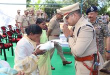 शहीद परिवारों को साल-श्रीफल भेंट कर किया गया सम्मान